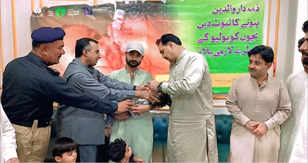Jafarabad mein insdad-e-Polio muhim ka aghaz, Deputy Commissioner Khalid Khan ne bachon ko qatre pila kar iftitah kiya
