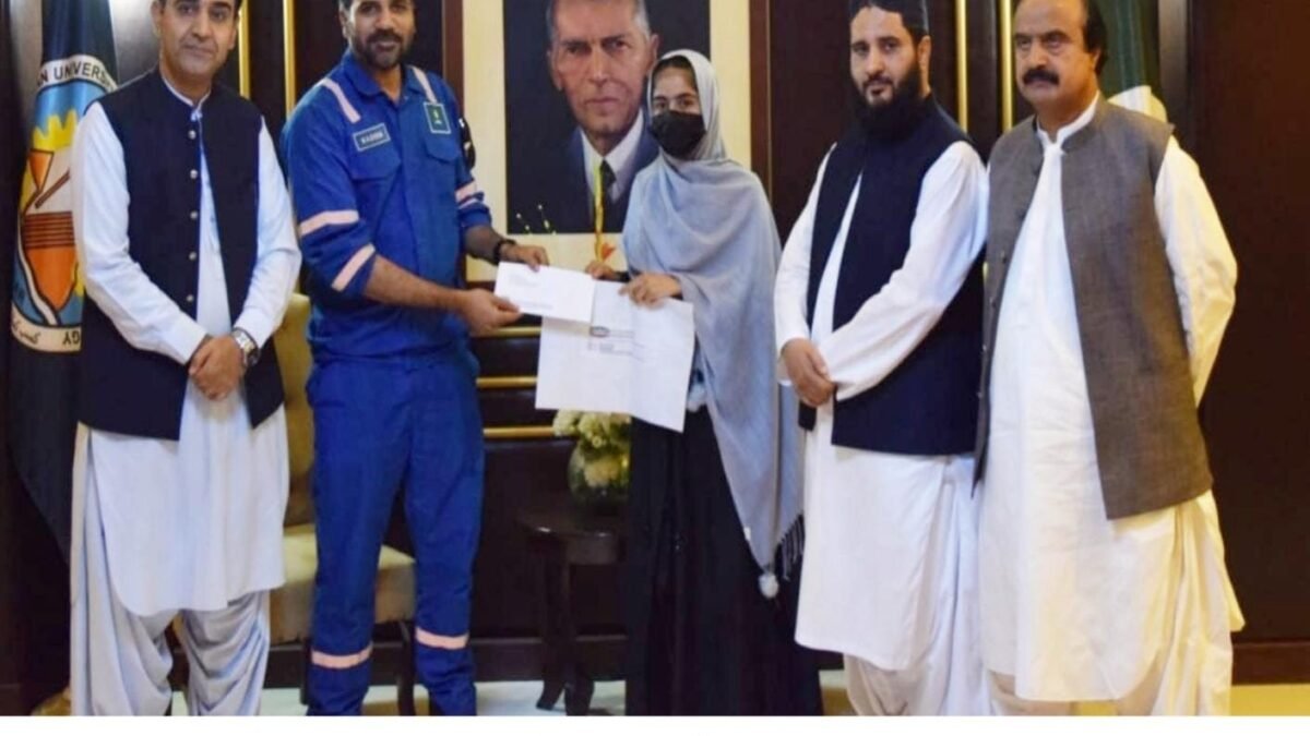 BME ki Khuzdar Engineering University ke talba ko ek ek lakh rupay ki merit Scholarships