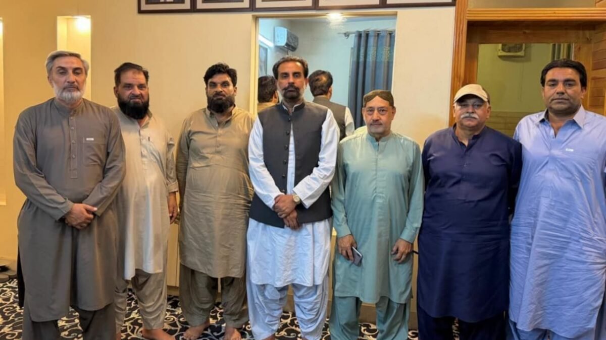 Haji Ali Madad Jattak se Ashraf Dar ki qiyadat mein PPP Azad Kashmir ke wafd ki mulaqat, intikhabi hikmat-e-amli par ghaur