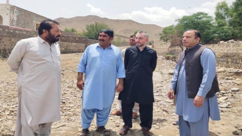 Zhob: Commissioner Asif Ali Farrukh ka Tora Khola ke barish se mutasira ilaqon ka daura, mutasireen mein imdadi saman taqseem