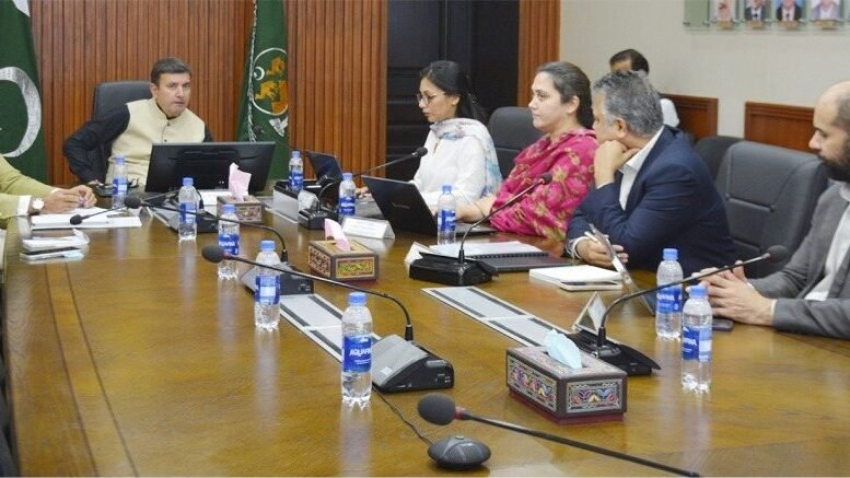 Chief Secretary Shakeel Qadir Khan se Asian Development Bank ke wafd ki mulaqat, pension funds ki islah ko tarjeeh dene par zor