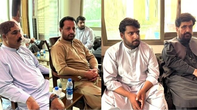 Khuzdar: Commissioner Qadir Bakhsh Parkani se Sardar Mehrullah Qambrani samet qabaili umaaidin ki mulaqat, Aman o Aman par baat cheet