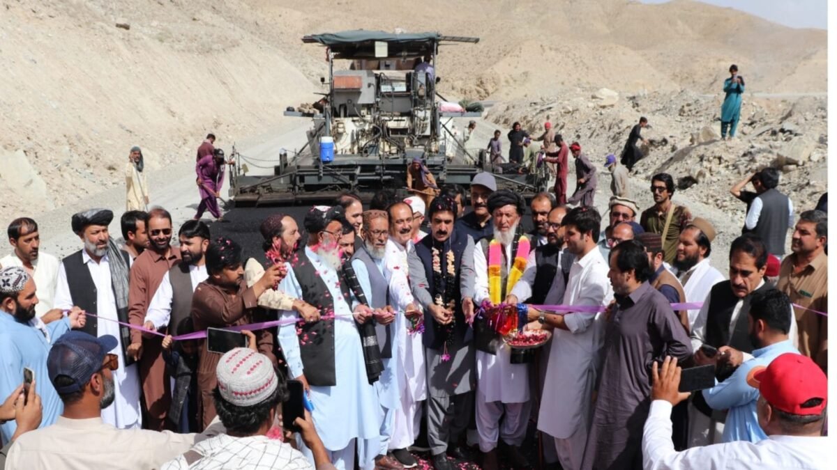 Noor Muhammad Dummar ne 14.46 arab rupay ki Khani Baba-Ziarat-Sanjawi road ka iftetah kar diya