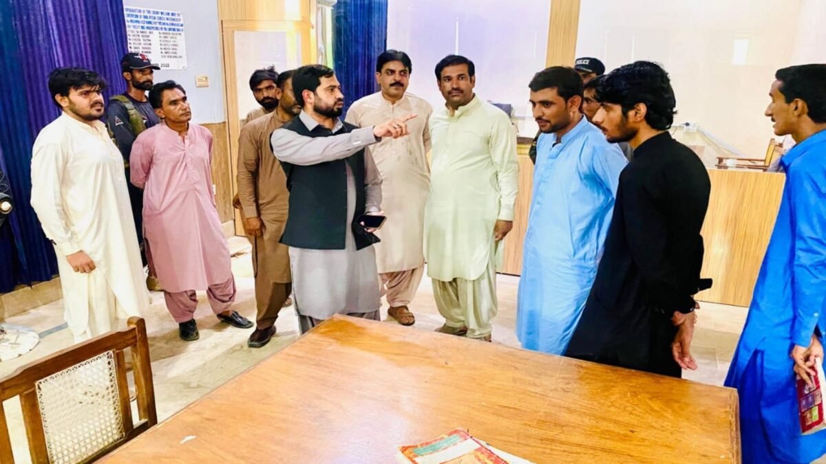 Deputy Commissioner Naseerabad Varinder Lal ka District Library ka daura, Khuli Kachehri ke baad bijli aur pankhe bahal
