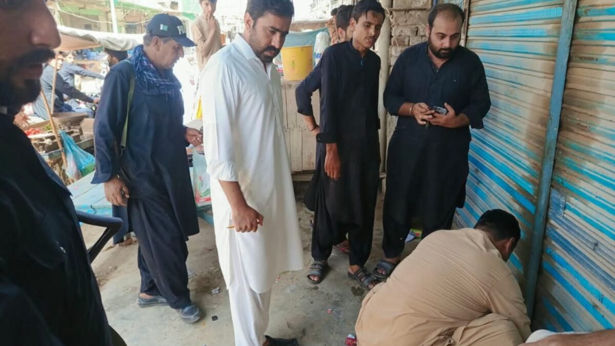 Usta Muhammad: Mehnga aata farokht karne wale dukandaron par bhari jurmane, do aata shops seal
