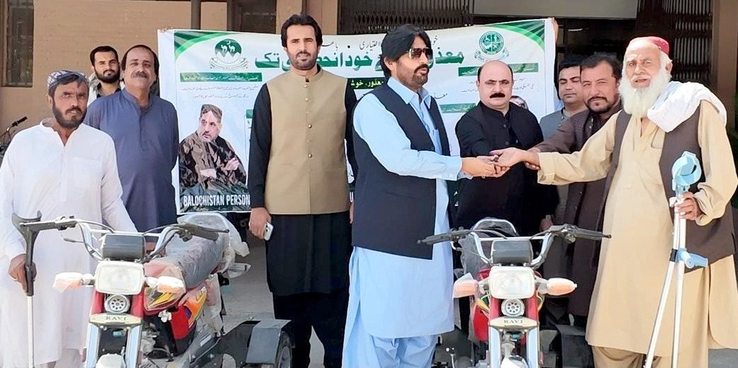 Kamak Program: Mehkama Samaji Behbood Balochistan ki jaanib se maazoor afrad mein tricycles ki taqseem jari