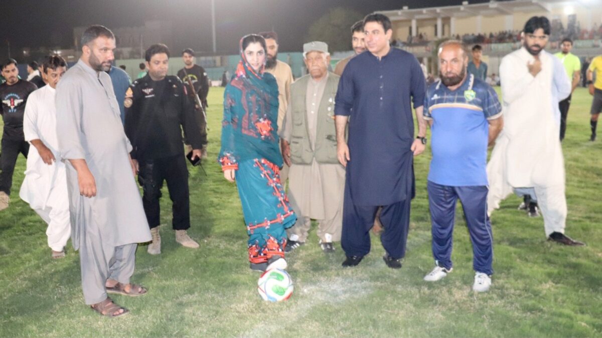 Mushir Khel Meena Majeed Baloch ne Jashn-e-Azadi Football Tournament aur Indoor Cricket Ground ka iftitah kiya