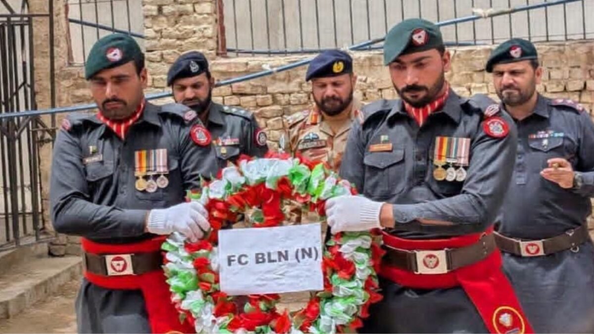 Chaman Scouts ke commandant Brigadier Zarrar ki police shuhada yadgar par hazri, phoolon ki chadar charha di
