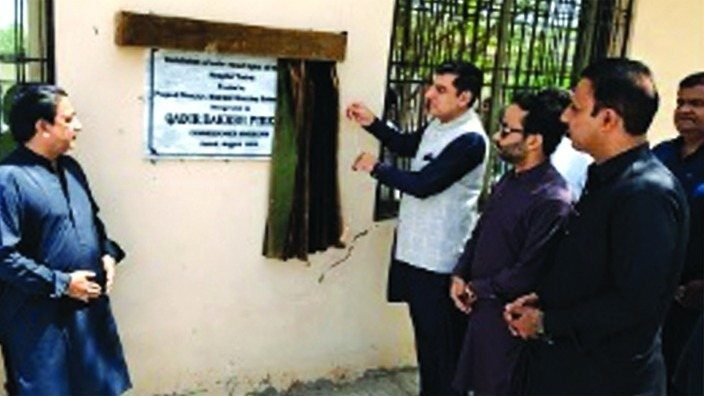 Commissioner Makuran Qadir Bakhsh Parkani ne Teaching Hospital Turbat mein 40 solar street lights ka iftitah kar diya