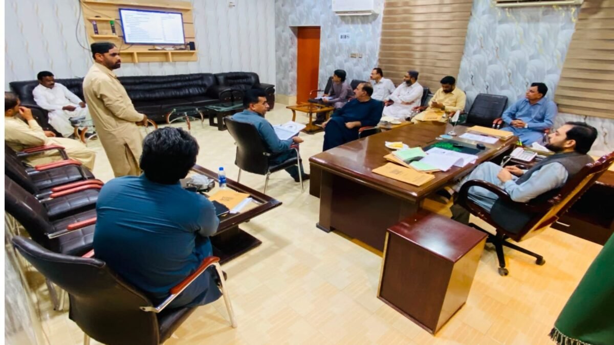 Naseerabad mein mahana jaiza ijlas: DC Verinder Lal ki taraqiyati mansubon ke miyar par samjhauta na karne ki hidayat
