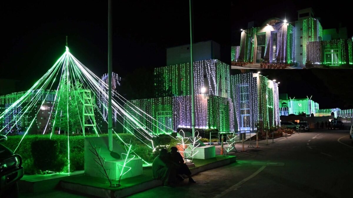 Jashn-e-Azadi: Quetta mein Chief Minister Secretariat sabz o safaid barqi qumqumon se jagmaga utha