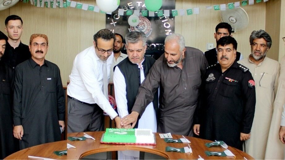 Mahakma Excise North Zone Quetta mein 79wen Yaum-e-Azadi ki taqreeb, DG Muhammad Ayub Hazara ne cake kata