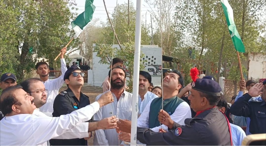 Jafarabad mein Jashn-e-Azadi: Parliamentary Secretary Abdul Majeed Badini aur DC Khalid Khan ne parcham lehraya
