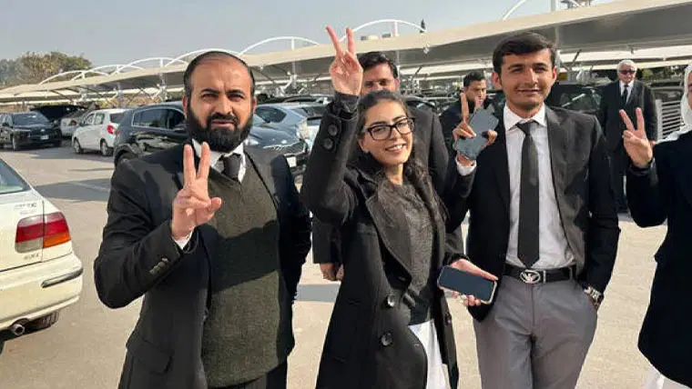 Supreme Court: Imaan Mazari aur Hadi Chattha ki sazayen muattal, zamanat par rihai ka hukum