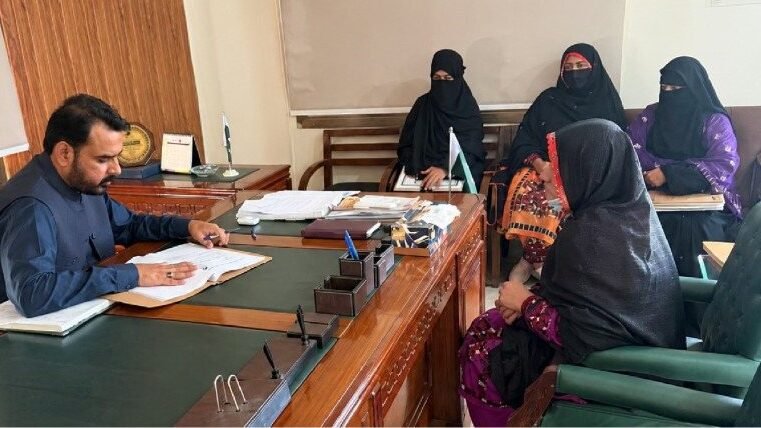 Pasni: Assistant Commissioner Khusro Dilawari ka school sarbarahan se ijlas, cluster budget ki physical verification hogi