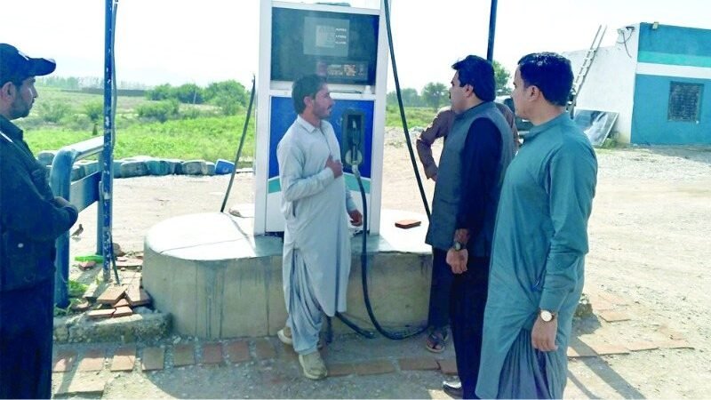 Rakhni: Wazir-e-azam Relief Scheme ke banners na lagane wale petrol pumps ko Assistant Commissioner ki sakht warning