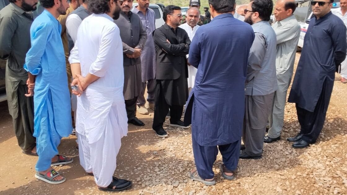 Commissioner Koh-e-Sulaiman Mujeeb ur Rehman Qambrani ka Rakhni mein Model Bazaar aur Rakhni ta Barkhan Road ka mooayna