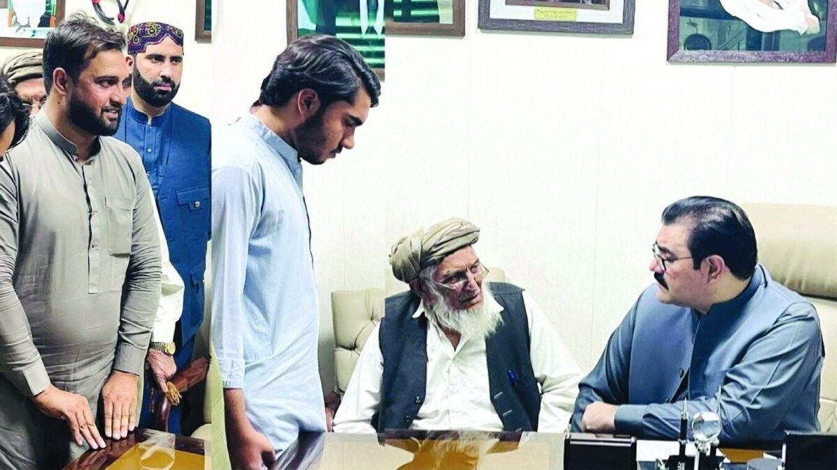 Soobai wazir Sehat Bakht Muhammad Kakar ne apne daftar mein halqe ke awam ke masail sune