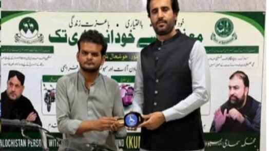 Loralai: Kumak program ke tahat maazoor afraad mein three-wheel motorcycles aur electric scooters taqseem