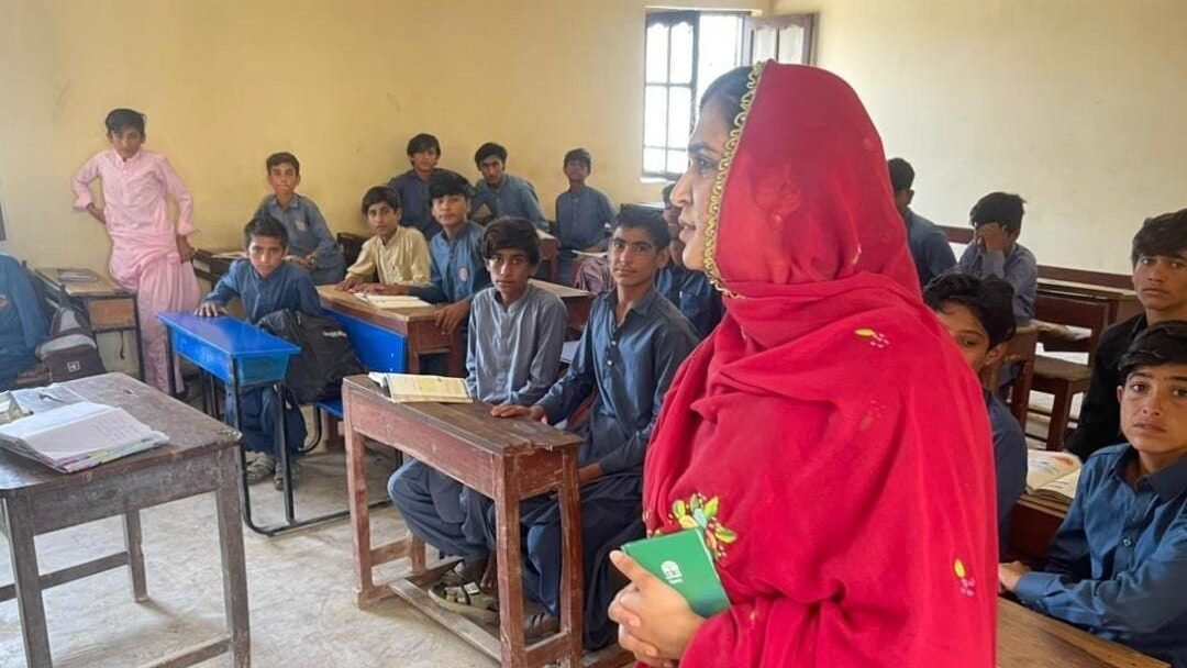 Assistant Commissioner Ormara Mahnoor Barkat ka sarkari schoolon ka daura, taleemi sahuliyat ka jaiza