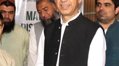 Quetta: BSLIP ke tahat talba mein school bags aur taleemi saman taqseem, schoolon mein health screening jari