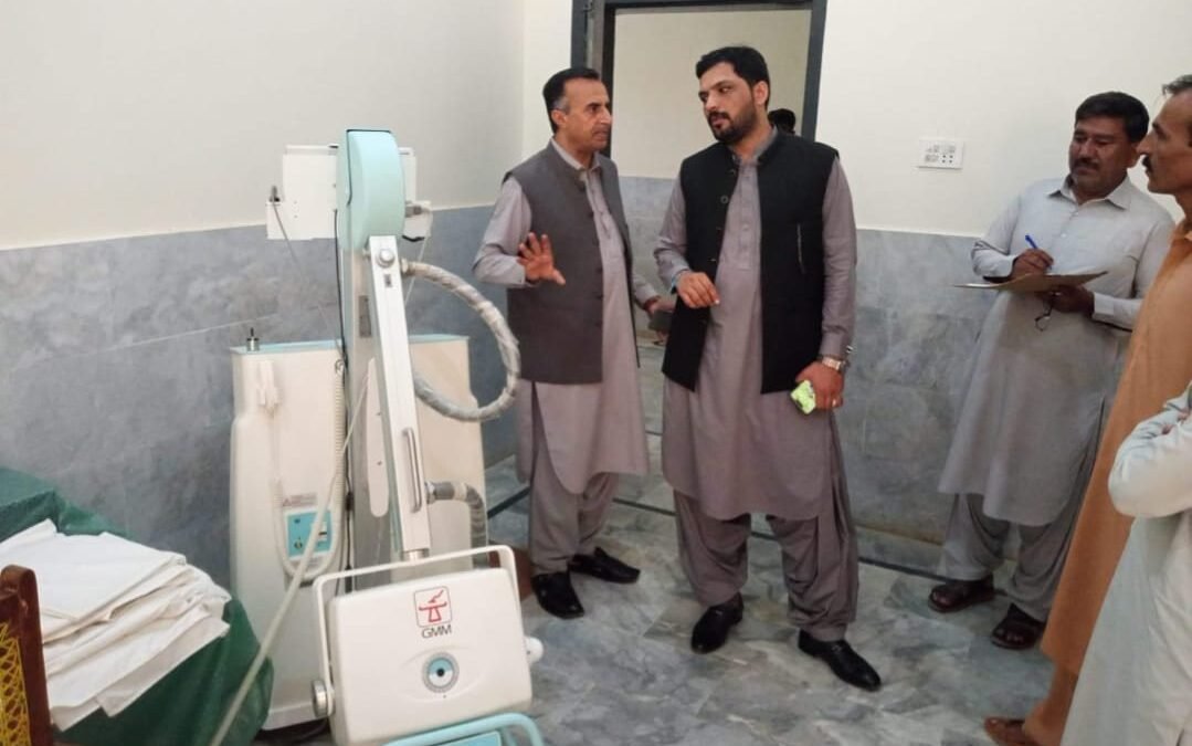 Assistant Commissioner Jhat Pat Dhiraj Kalra ka DHQ Hospital Dera Allahyar ka daura, emergency adwiyat aur safai ka jaiza