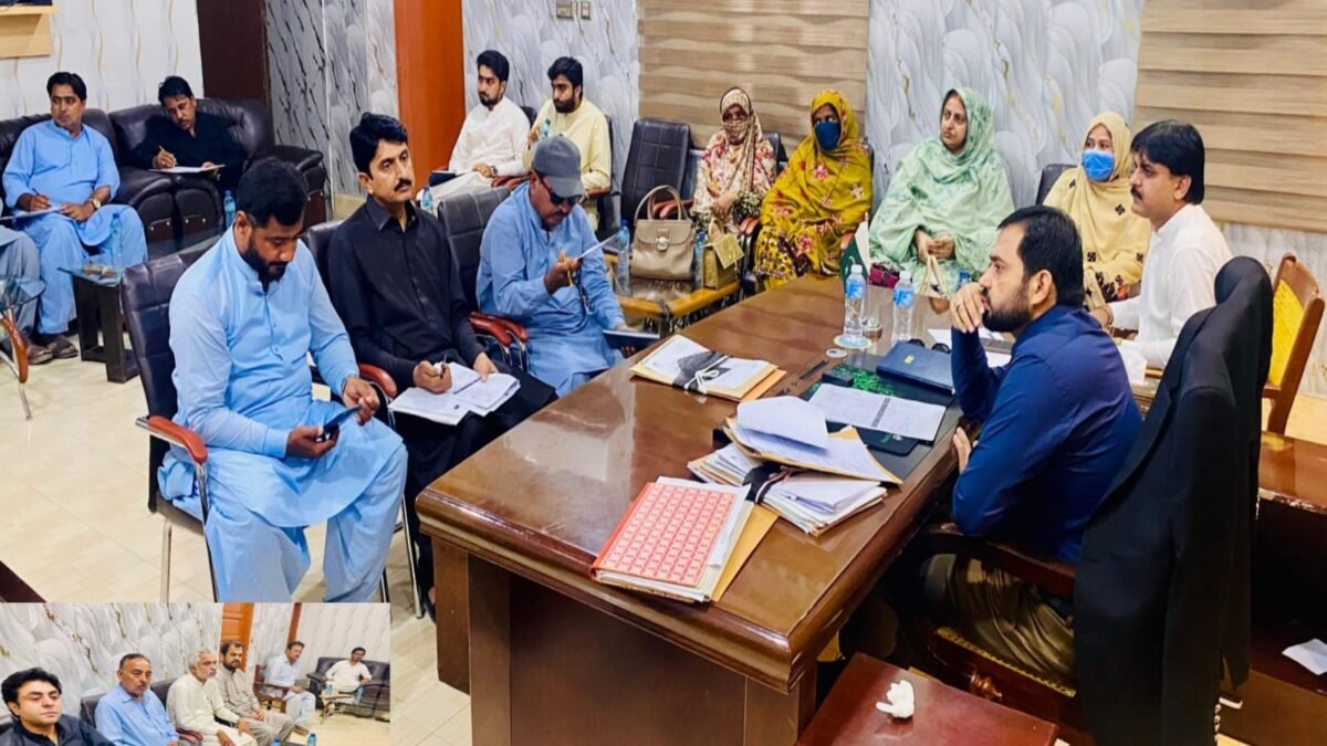 Naseerabad: District Education Committee ka ijlas, ghair hazir asatiza ke khilaf bila imtiaz karrawai ka faisla