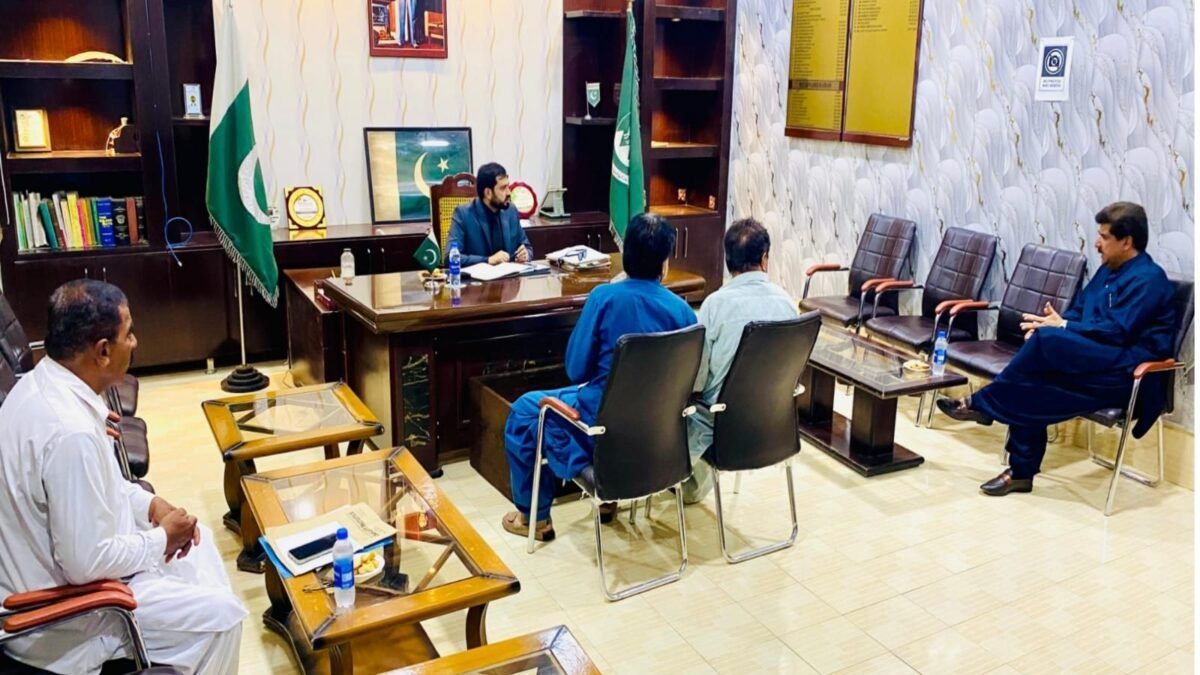 Uch Power Plant ki security: Deputy Commissioner Naseerabad Varinder Lal ko PRO Tariq Khan Jamali ki briefing
