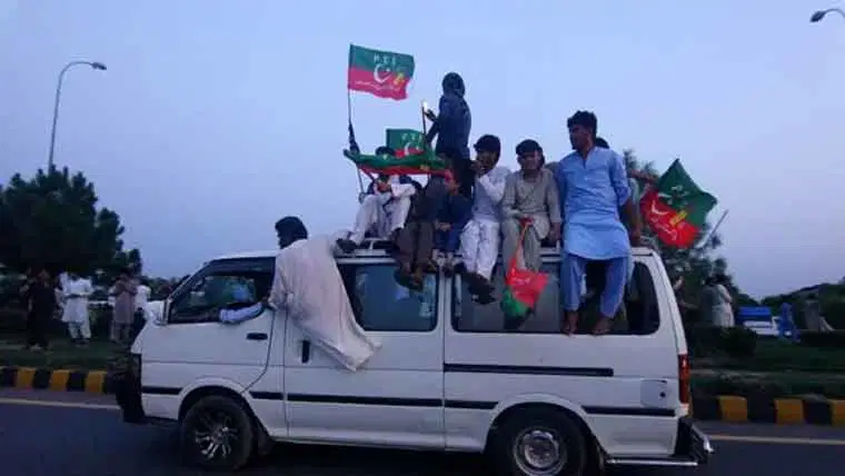 Wazir-e-aala Khyber Pakhtunkhwa adalati hukm ke bawajood sarkari helicopter par Lakki Marwat long march pohanche