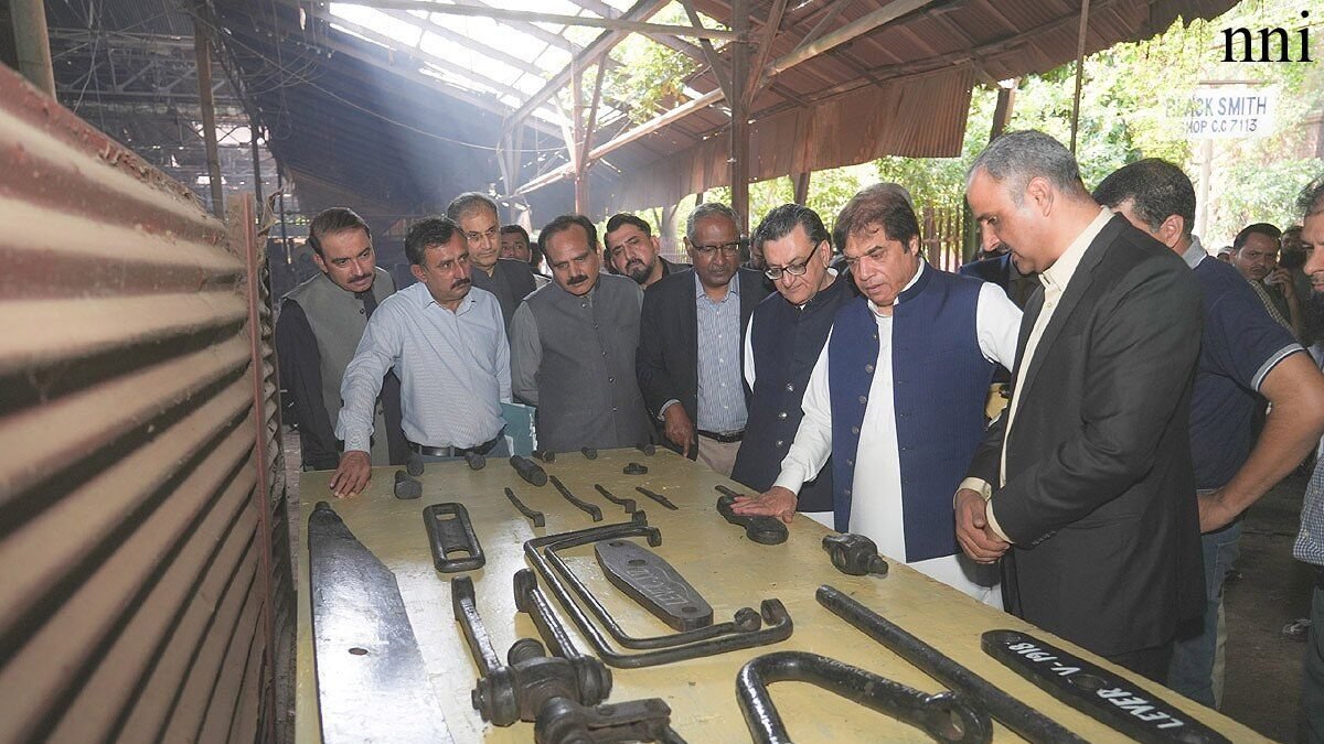 Hanif Abbasi ka Mughalpura Steel o Carriage Shops ka dora, railway purza jaat ke miyar par samjhauta na karne ki hidayat