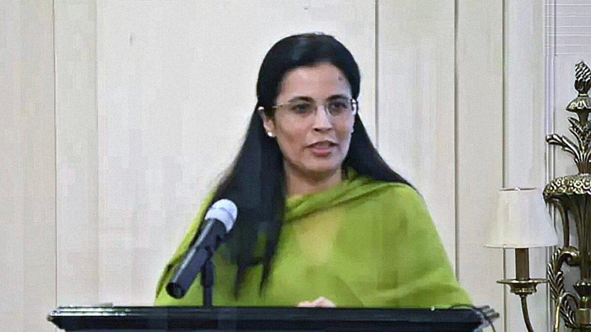 Justice Ayesha Malik ne judges ke liye bench book ki taqreeb-e-runumai mein is tasawur ko mustarad kar diya ke khawateen zyadati ko “dawat” deti hain