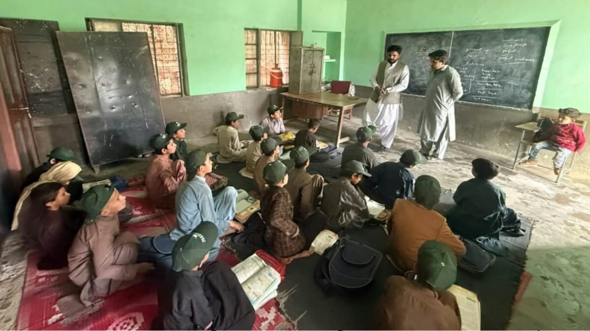 Chaman: District Education Officer ke achanak muaaine, ghair hazir asatiza se wazahat talab
