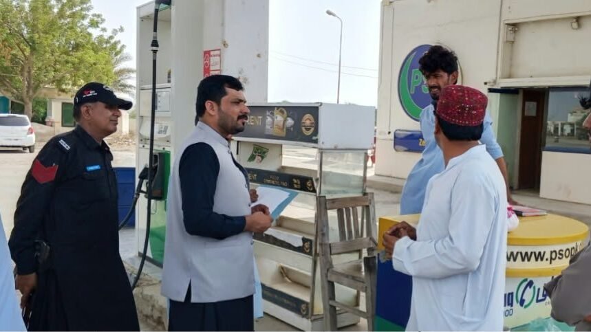 Jafarabad: Assistant Commissioner ka petrol pumps ka achanak muaina, wazir-e-azam petrol relief scheme ke tokens ki jaanch