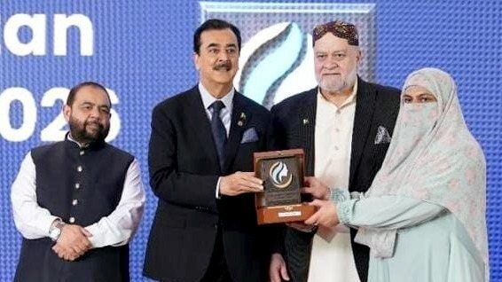 Islamabad: Dr Rubaba Khan Buledi ko Chairman Senate Yousuf Raza Gilani ne Gender Excellence Award pesh kiya