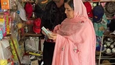 Ormara: Assistant Commissioner ka dukanon par chhapa, 2010 tak ki zaid-ul-miaad ashiya badi miqdar mein zabt
