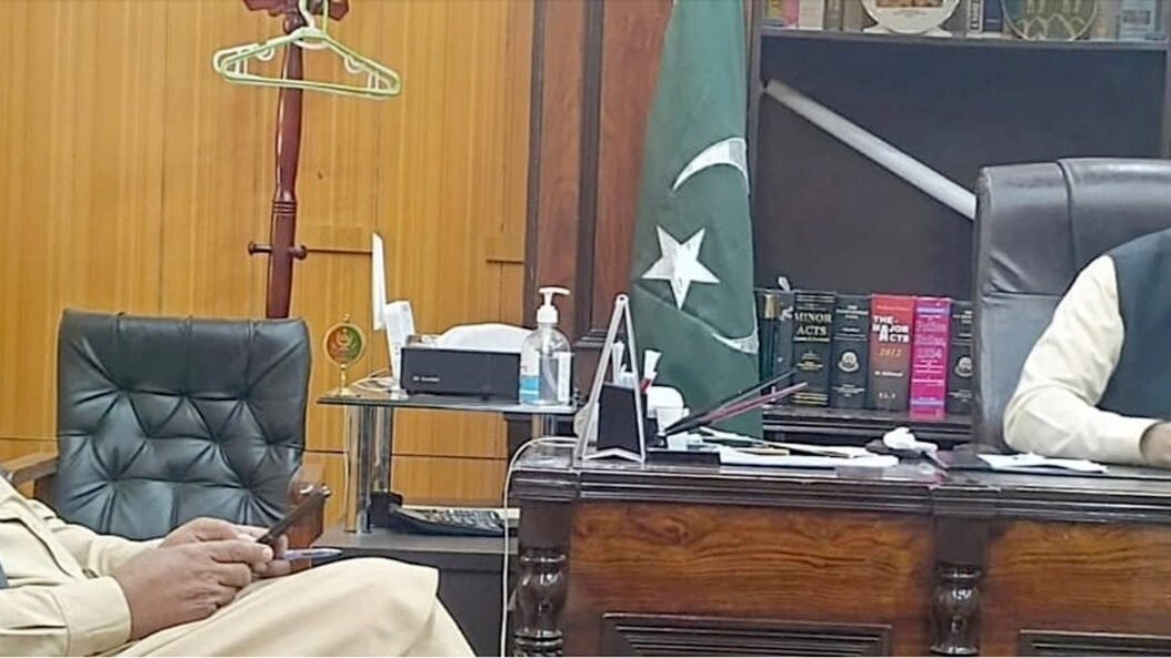 Musakhel: Deputy Commissioner Abdul Razzaq Khajak ki Deputy Director Zaraat Shams ul Haq se mulaqat, jaali khad par baat cheet