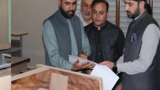 Deputy Commissioner Quetta Mehrullah Badini ka University of Balochistan mein zer-e-tameer jadeed IT lab ka muaina