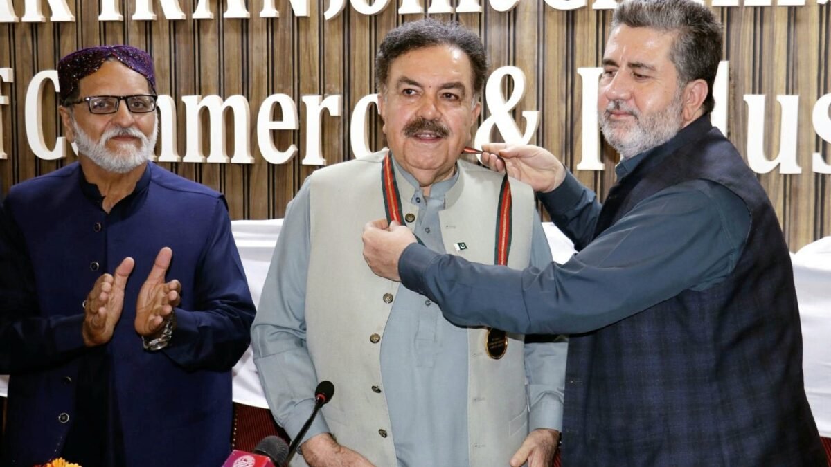 Governor Balochistan Jaffar Khan Mandokhel ko Pak-Iran Joint Chamber of Commerce ki jaanib se Gold Medal pesh
