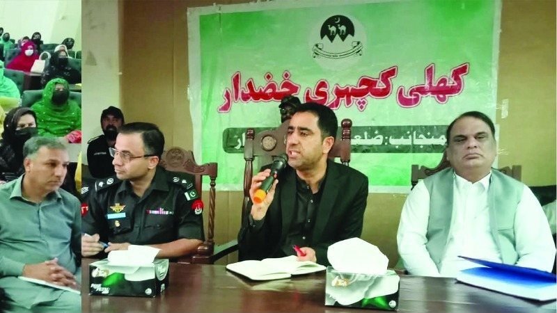 Khuzdar mein pehli baar khawateen ki Khuli Kachehri, Deputy Commissioner Abdul Razzaq Sasoli ne masail ke hal ke ahkamat jari kiye