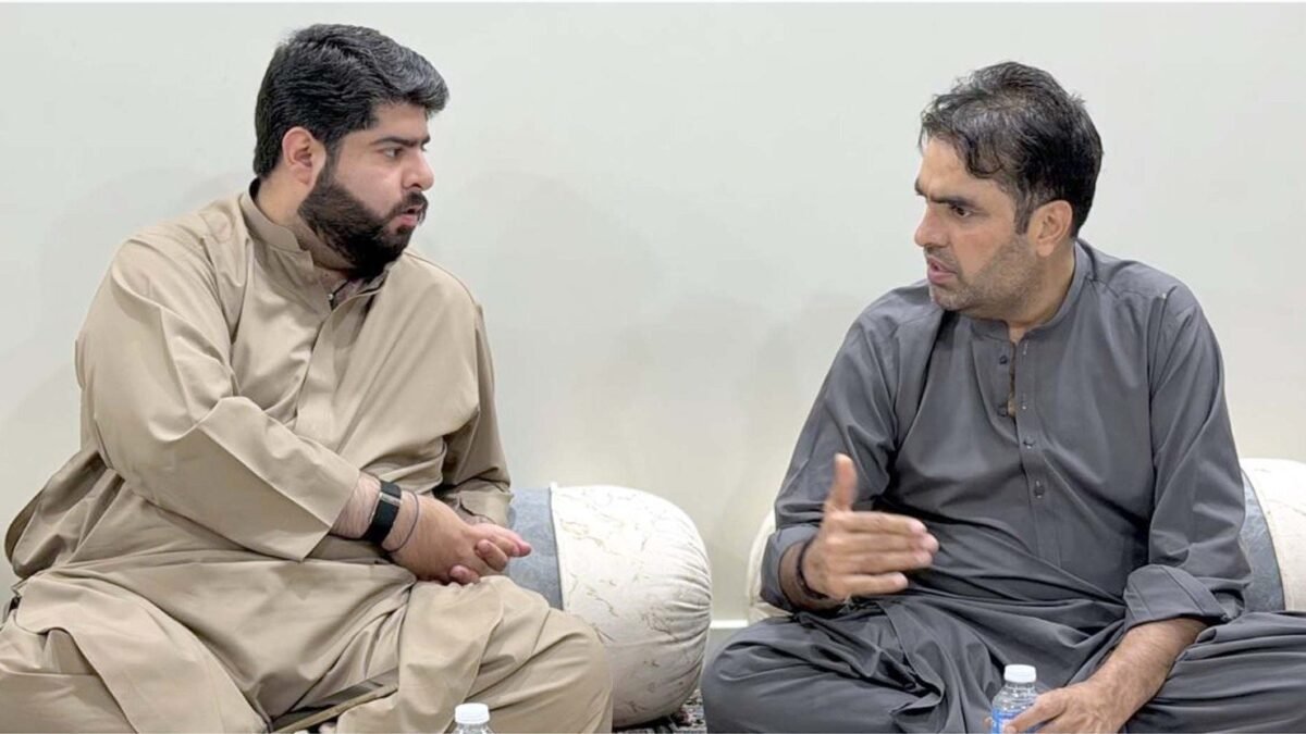 Sardarzada Mir Dinar Khan Domki ki Deputy Commissioner Kharan Munir Ahmed Soomro se mulaqat, behifazat bazyabi par mubarakbad