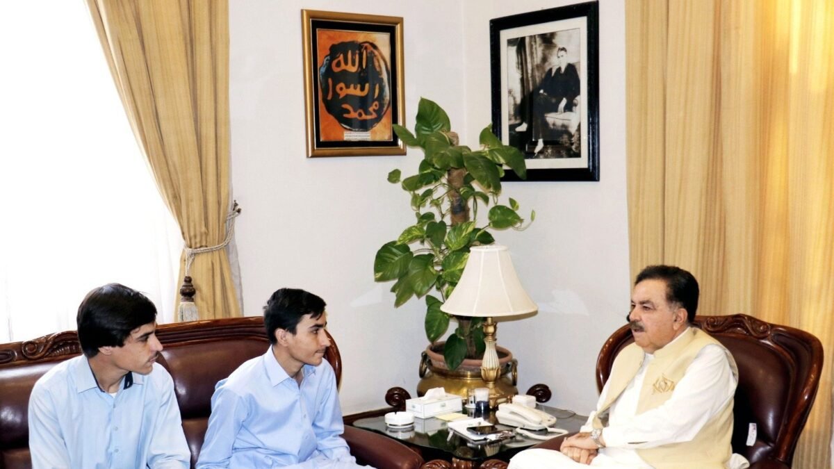 MDCAT mein Balochistan bhar mein pehli position: Governor Mandokhail ka Waliullah Tareen ko laptop dene ka elaan