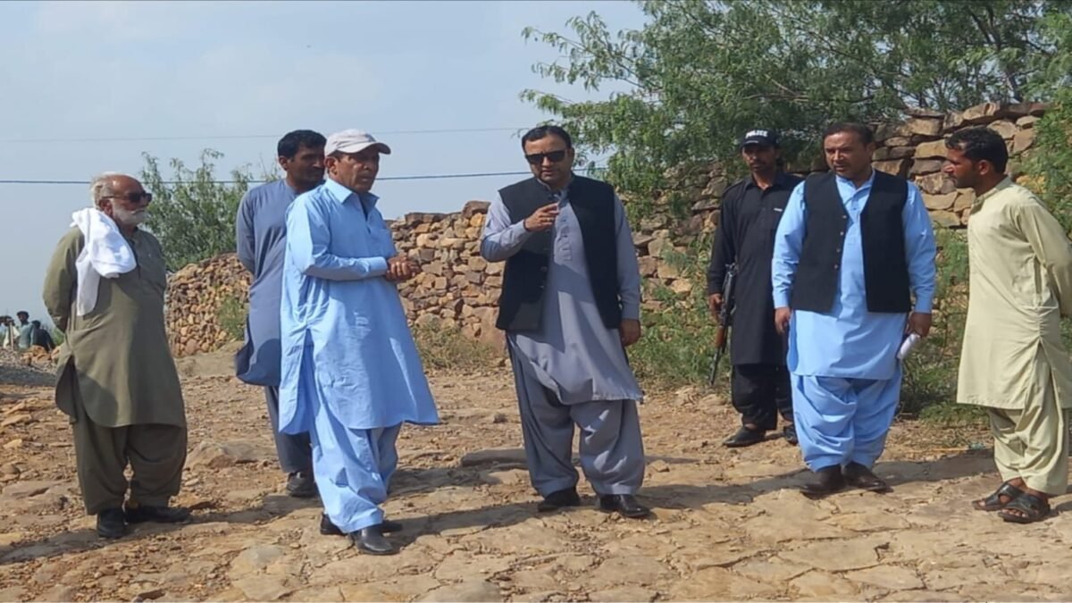 Additional Commissioner Koh-e-Sulaiman Division Abdul Basit Bizdar ka N-70 Bawata ta Dada Haji zer-e-tameer sarak ka daura