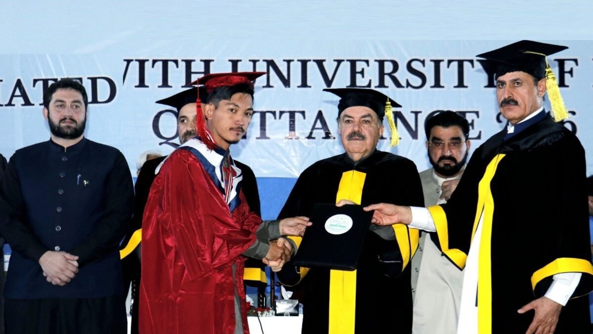Governor Jaffar Khan Mandokhail ki General Musa Post Graduate College Quetta ke pehle convocation mein shirkat, graduates mein asnad aur gold medals taqseem