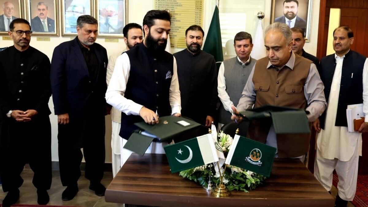 Dam mein Balochistan ke pehle tijarati jheenga farming mansoobe ke muahide par dastakhat, Chief Minister Balochistan ki maujoodgi