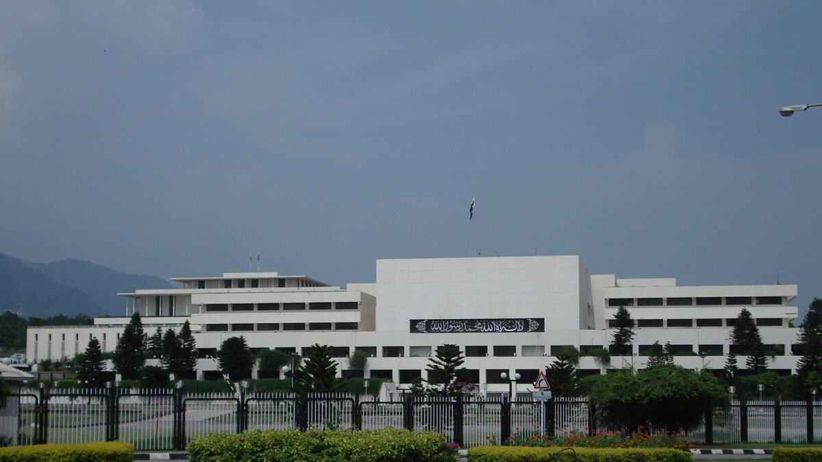 Rozgar ke liye bairon-e-mulk jane wale aala taleem yafta Pakistanion ki tafsilat National Assembly mein pesh
