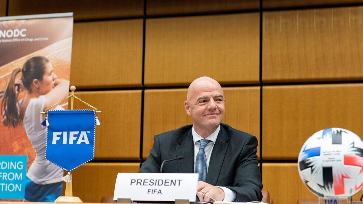 FIFA sadr Infantino ko 4.2 arab dollar ke mansube par European ohdedaron ki tanqeed ka samna