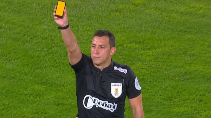 Uruguay ke Football match mein pehli bar digital yellow card ka istemal, screen ke rang wazeh na ho sake