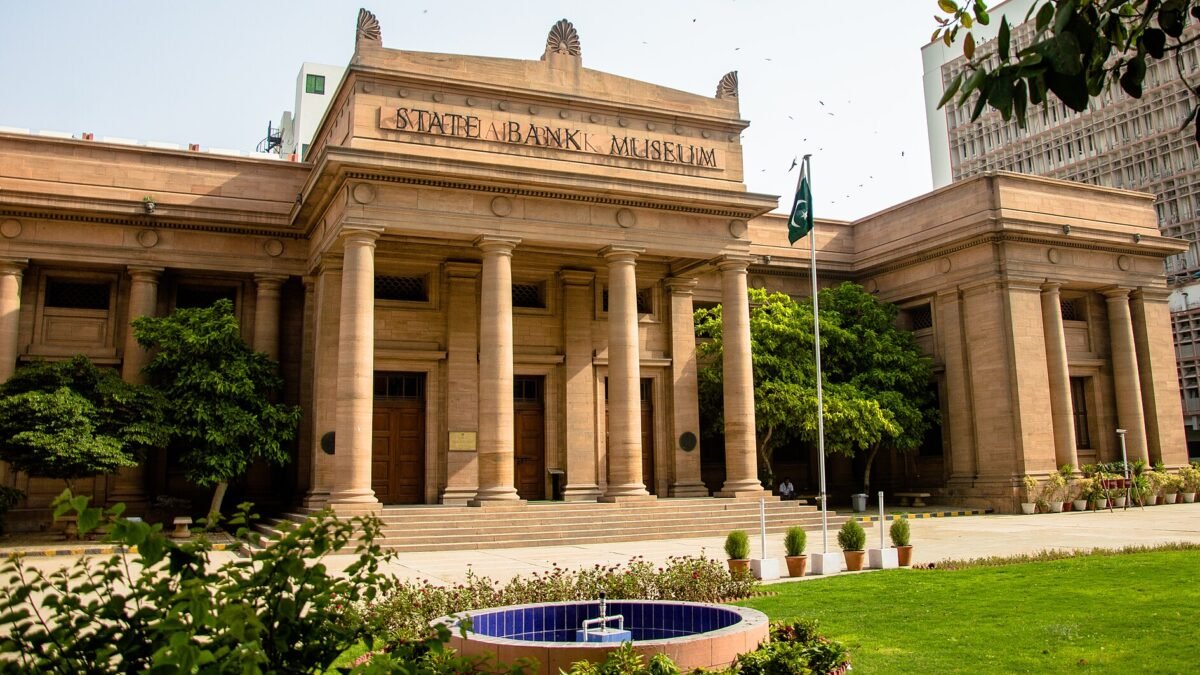 Pehli sehmahi mein bairooni qarzon mein 200 feesad izafa, hukumat ne 5.45 arab dollar qarz liya