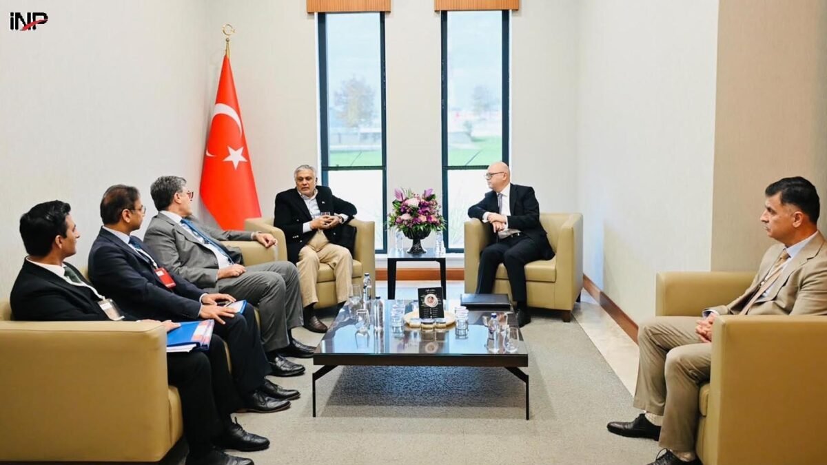 Ishaq Dar R4 ijlason mein shirkat ke liye Istanbul pahunch gaye