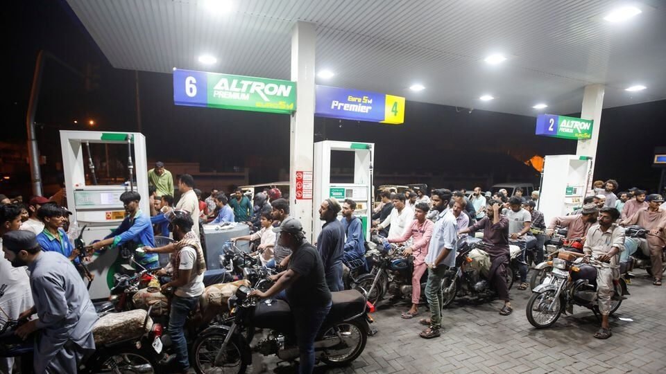 Petrol 1.54 rupay aur diesel 2.16 rupay per litre mehnga, nayi qeematein 27 October se nafiz